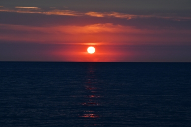 Le soleil se couche sur la plage d'Étretat