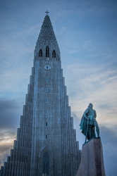 L’église Hallgrímskirkja et la statue de Leif Erikson