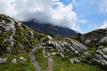 Quelques rochers à escalader pour rejoindre le sentier