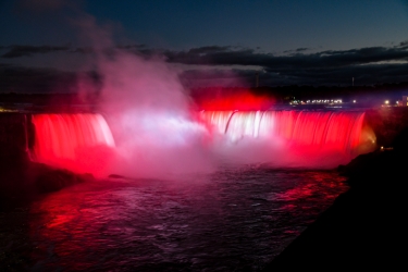 Éclairage nocturne des chutes du Niagara
