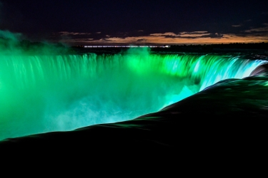 Éclairage nocturne des chutes du Niagara