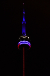 La CN Tower illuminée la nuit