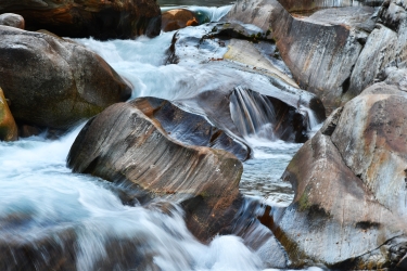 Les pierres polies au fil de l'eau
