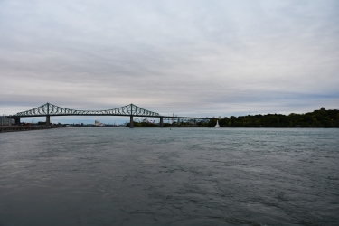 Le pont Jacques-Cartier, qui traverse le Saint-Laurent