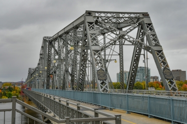 L'imposante structure métallique du pont Alexandra