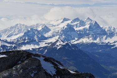 Une vue magnifique sur les Alpes enneigées