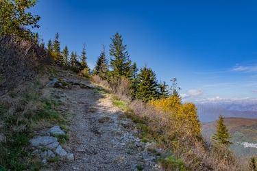 Chemin qui mène au sommet du Monte Lema