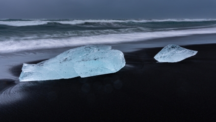 Icebergs échoués sur la plage de sable noir de Jökulsárlón
