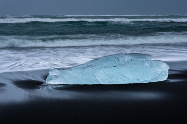 Iceberg échoué sur la plage de sable noir de Jökulsárlón
