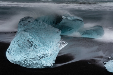 Icebergs échoués sur la plage de sable noir de Jökulsárlón