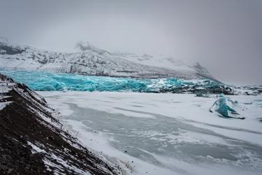 Le contraste des couleurs du glacier Svínafellsjökull