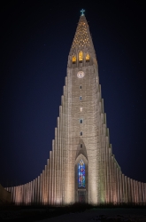 L’église Hallgrímskirkja de nuit