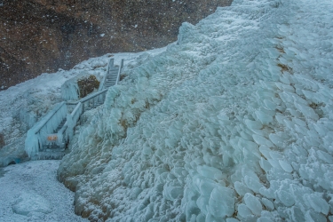 Une épaisse couche de glace aux abords de Seljalandsfoss