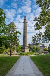 Le Melville Monument, au milieu de St. Andrew Square Garden