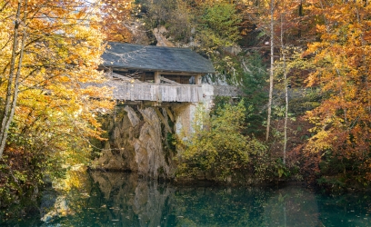 Petit pont couvert sur le lac de Lessoc