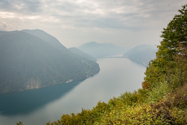 Vue brumeuse sur le lac de Lugano
