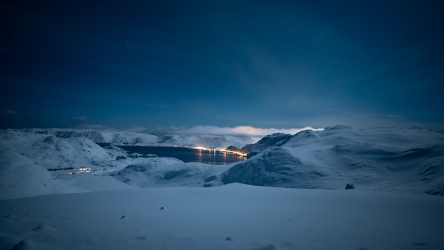 Vue nocturne sur le fjord