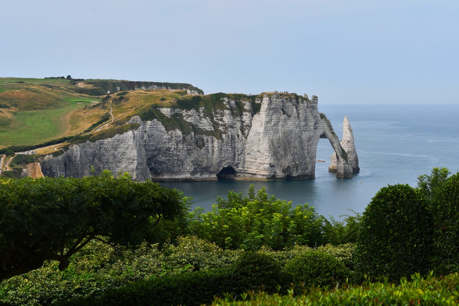 Étretat, entre falaises et jardins