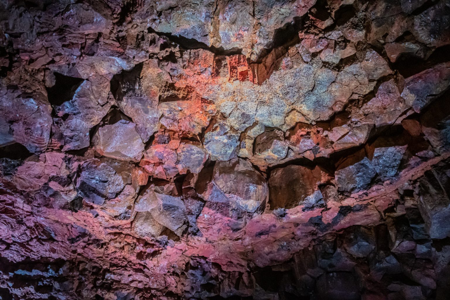 Paysages féeriques d’Islande : Raufarhólshellir