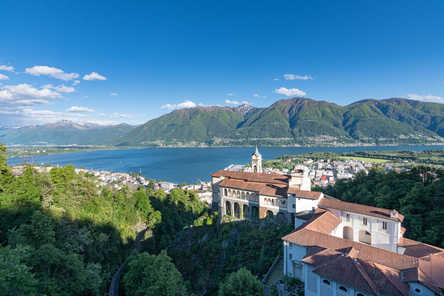 Panorama sur le lac Majeur depuis la Madonna del Sasso